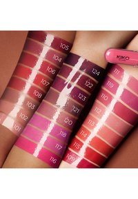 KIKO Milano Flüssiglippenfarbe auf Armen zum Swatchen, die eine Palette von Farbtönen von hellem Nude bis zu tiefem Pflaume zeigt, wobei jeder Farbton mit einer Nummer gekennzeichnet ist.