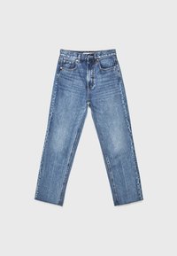 Jean bleu taille haute à jambe droite avec bouton et fermeture éclair à l'avant, cinq poches, et légère décoloration sur fond gris.