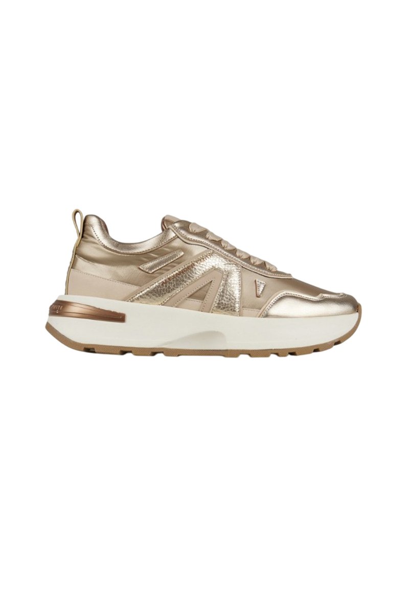 Metallische gouden sneaker met dikke witte zool, vetersluiting en een trekhaak op de hiel, weergegeven in zijprofiel op een witte achtergrond.