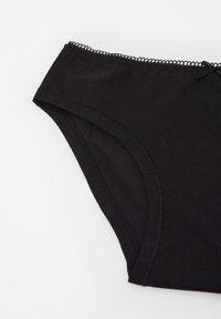 Černé bavlněné kalhotky s hladkým povrchem, s krajkovým lemováním v pase a malou mašličkou na přední straně.