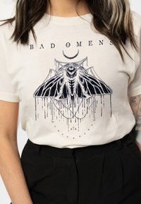 Paradiso Clothing BAD OMENS BAND LOGO MOTH - Print T-shirt - natural