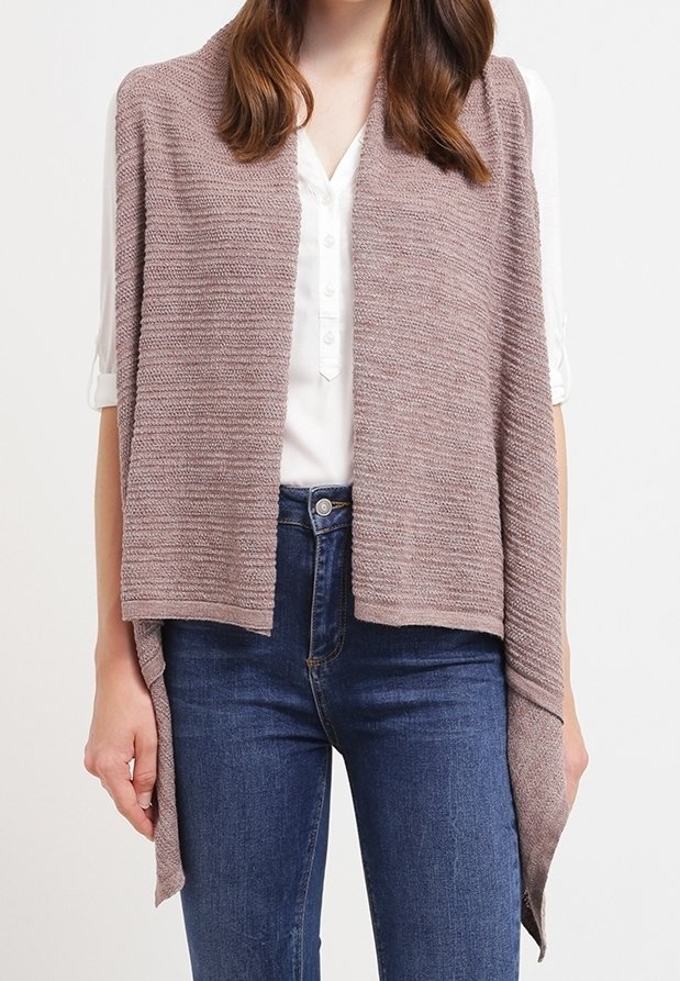 Leichter, offen gestrickter Schal in gedämpftem Mauve, mit einem strukturierten Muster und asymmetrischem Saum. Getragen über einer weißen Bluse und blauen Jeans.