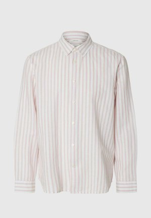 Męska koszula na długi rękaw zapinana na guziki z pionowymi białymi i beżowymi paskami oraz klasycznym, spiczastym kołnierzykiem na jednolitym tle.