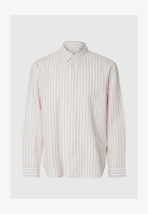 Pánská košile s dlouhým rukávem na knoflíky s vertikálními bílými a béžovými pruhy a klasickým špičatým límečkem na jednobarevném pozadí.