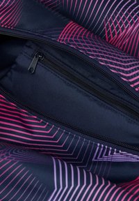 Marineblaue Stoffaußenfläche mit pinkem geometrischem Muster; ausgestattet mit einer Reißverschlusstasche mit einem glatten Reißverschluss und einem eleganten, strukturierten Finish.