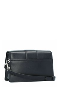 Borsa nera in pelle con un design strutturato, lati piatti e una tracolla rimovibile. Presenta cuciture orizzontali e una texture liscia.