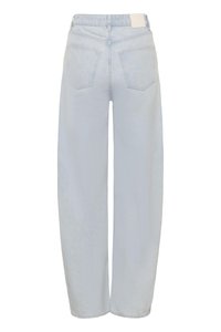 Világoskék, magasderekú, egyenes szárú farmernadrágok hátulnézetből, fehér háttérrel, hátul zsebekkel és övbújtatókkal.