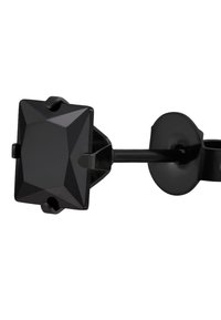 Orecchino a farfallina nero con un design a gemma quadrata sfaccettata. Anche la montatura e il perno sono neri, garantendo un aspetto coeso.