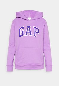 Felpa con cappuccio viola realizzata in morbido cotone, con un grande logo "GAP" bianco e viola. Include una tasca frontale e polsini a coste.