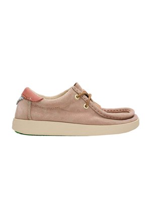 Zapato casual de ante marrón claro con suela beige, cordones delanteros y cuello acolchado, mostrado desde el lado exterior sobre un fondo blanco.