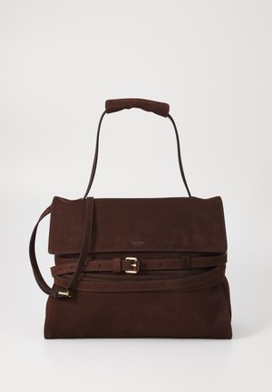 Bolso de ante marrón oscuro con asa superior, correa de hombro ajustable, solapa frontal y detalle de hebilla dorada sobre un fondo blanco liso.