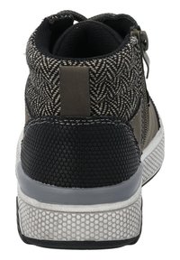 Hochwasser-Sneaker in Grautönen und Schwarz, mit einem strukturierten Obermaterial, glatten Details und einer Gummisohle mit einem Grip-Muster.