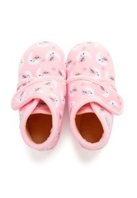 Roze, pluizige slippers met maan- en sterrenpatronen, met een zachte textuur en een verstelbare band voor een veilige pasvorm.