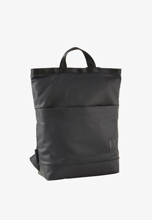 Schwarzer Rucksack aus strukturiertem Stoff mit einer flachen Tasche auf der Vorderseite und einem Schlaufenhenkel oben. Verfügt über ein elegantes, minimalistisches Design.