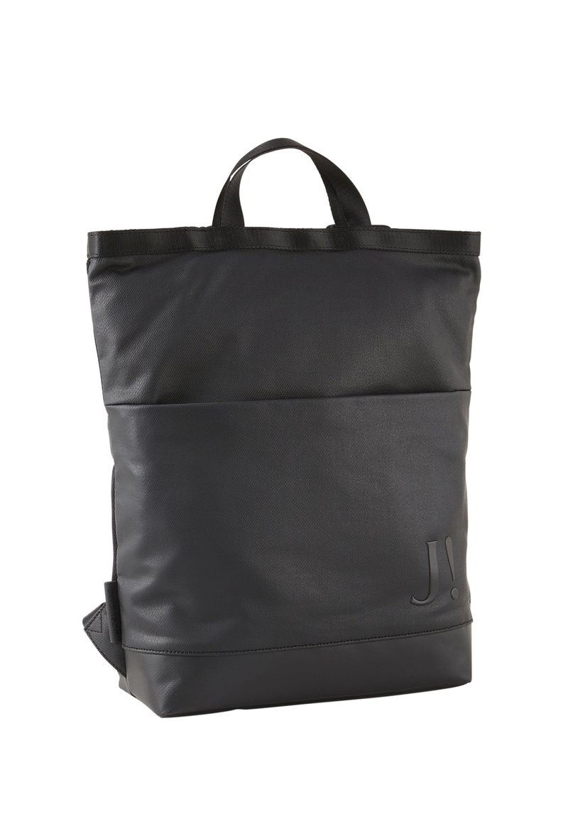 Svart ryggsekk med en teksturert stoffoverflate, en flat lomme foran og et håndtak øverst. Har et elegant, minimalistisk design.