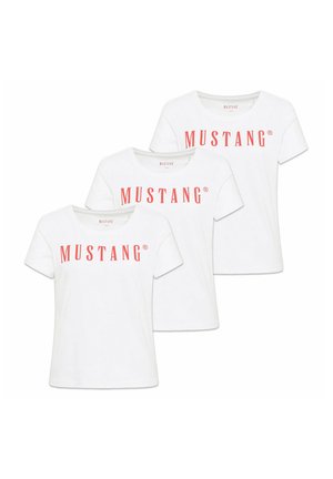 Tres camisetas blancas de manga corta y cuello redondo apiladas, cada una con "MUSTANG" en grandes letras mayúsculas rojas en el pecho.