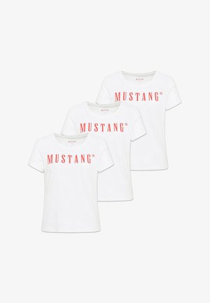 Trzy białe koszulki z krótkim rękawem i okrągłym dekoltem ułożone jedna na drugiej, każda z napisem "MUSTANG" wielkimi czerwonymi literami na piersi.