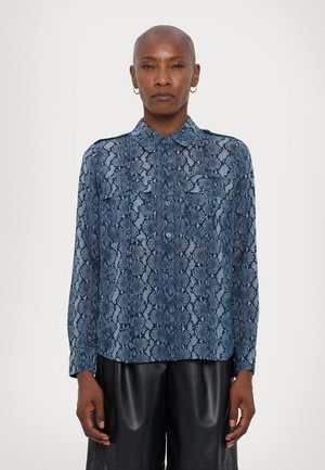 Camicia blu con stampa serpente, dotata di colletto, maniche lunghe, chiusura con bottoni e due tasche sul petto; realizzata in tessuto leggero con una texture morbida.