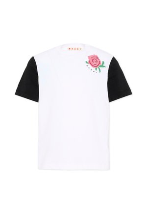 T-shirt bianca a maniche corte con maniche nere, una grafica di una rosa rosa sul petto sinistro e la scritta "Marni" sotto la rosa.