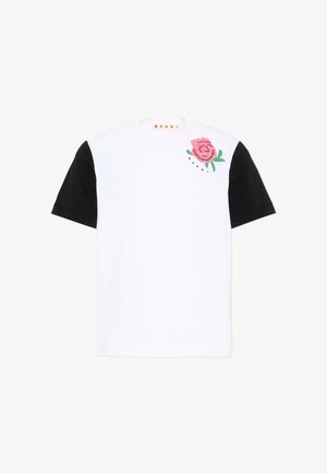 T-shirt bianca a maniche corte con maniche nere, una grafica di una rosa rosa sul petto sinistro e la scritta "Marni" sotto la rosa.