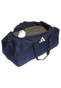 Marine duffel bag gemaakt van sterke stof, met twee korte handvatten en een meshzak. Aan de binnenkant bevindt zich een groene voering met een witte waterfles.