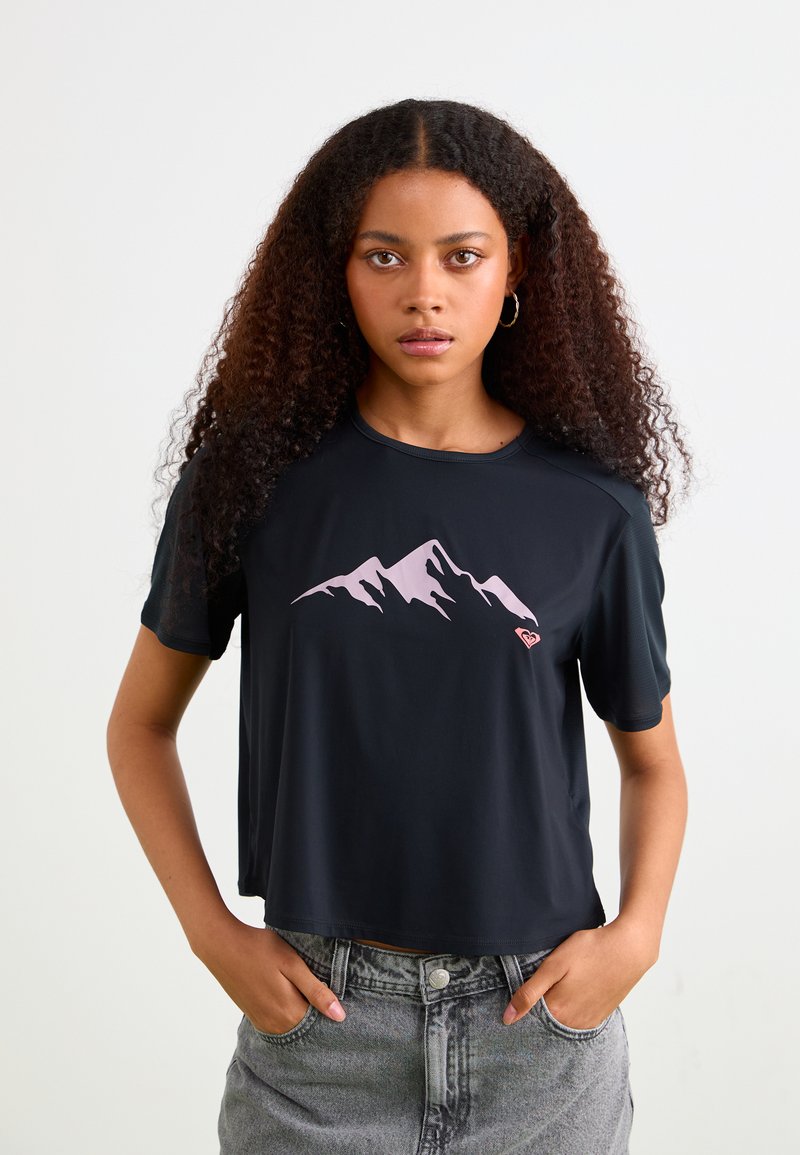 Zwarte crop top van gladde stof met een roze bergafbeelding en een klein hartlogo; korte mouwen en ronde hals.