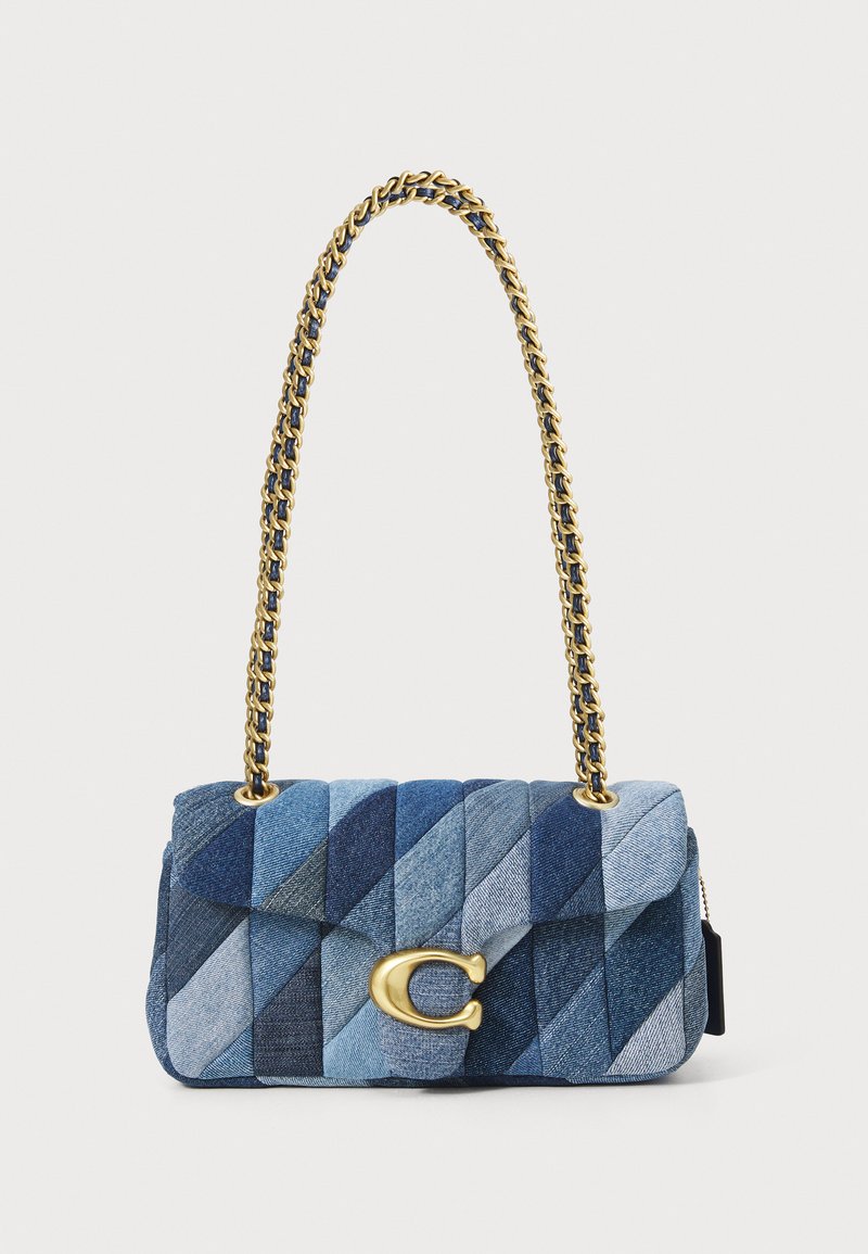 Sac à main en denim matelassé dans des tons de bleu, avec une bandoulière en chaîne dorée et des accessoires de marque. Forme rectangulaire avec des motifs diagonaux.