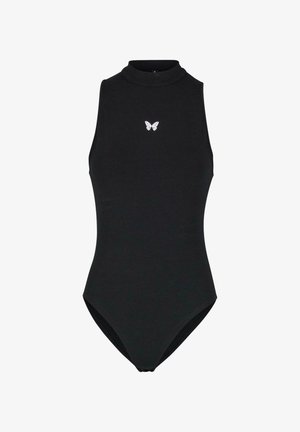 Fekete, magas nyakú egyrészes fürdőruha, amelynek testhezálló fazonja van, és az elején egy hímzett pillangó embléma díszíti. Simább anyag és minimalista dizájn jellemzi.