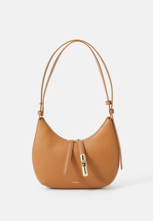 Tassengekleurde schoudertas met een gebogen vorm, voorzien van een ritsluiting, gouden hardware en dubbele hengsels. Accenten omvatten een logo aan de voorkant.