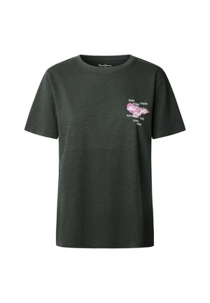 Camiseta de manga corta verde oscuro hecha de tela suave, con un diseño gráfico en blanco y rosa con texto en la parte frontal. Escote redondo.