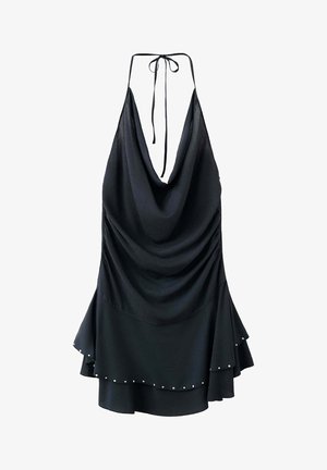 Robe noire à col halter avec dos drapé, ourlet à volants superposés et petits clous argentés le long des couches inférieures.