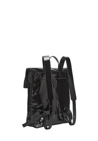 Zaino in pelle verniciata nera con forma rettangolare, spallacci regolabili e chiusura a pattina. Texture lucida con hardware minimo visibile.