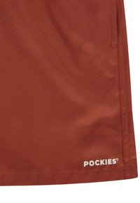 Raudoni audiniai šortai su lygiu paviršiumi, su balta "POCKIES" logo dešiniajame apačiame kampe. Švarios linijos ir paprastas dizainas.
