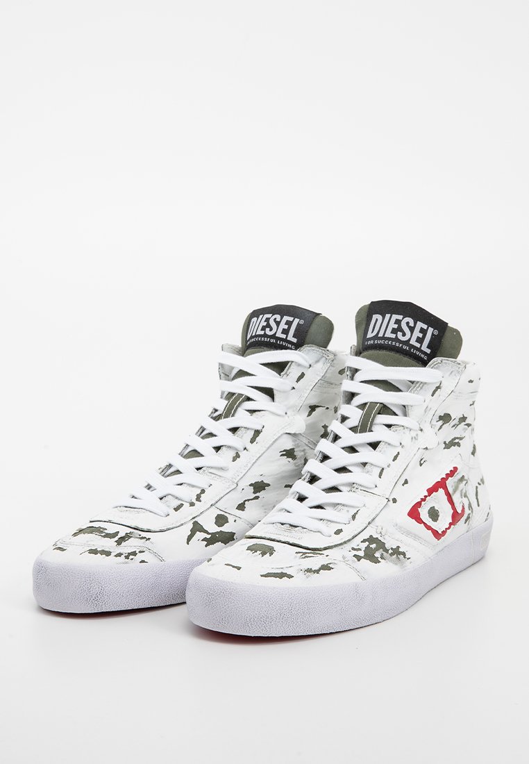 Sneaker alte in pelle bianca con motivo a macchie verdi, dotate di un logo rosso e nero, suola in gomma e lacci bianchi.