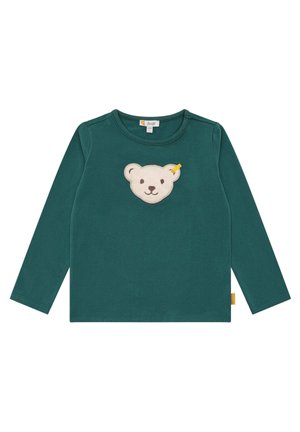 Mørkegrøn børnet-shirt med lange ærmer med en hvid, syet bamse på brystet og en lille gul mærkat på siden.