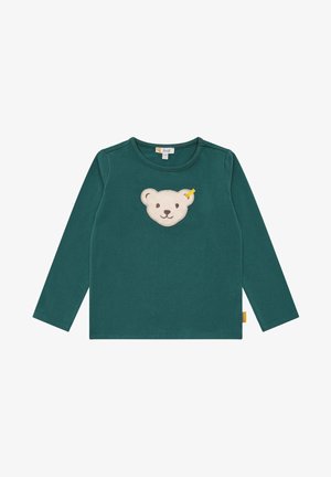 Chemise enfant à manches longues vert foncé avec un visage d'ours en peluche blanc brodé sur la poitrine et une petite étiquette jaune sur le côté.