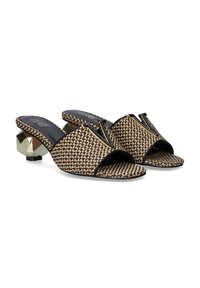 Mules trenzados sin talón en negro y marrón. Cuentan con un tacón geométrico grueso y un diseño en forma de V con acentos brillantes. Superficie texturizada visible.