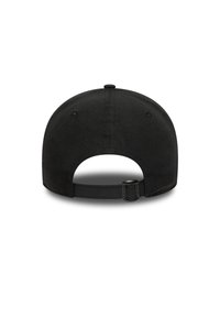 Casquette de baseball noire avec une visière incurvée et une sangle en plastique réglable à l'arrière. Tissu lisse avec des trous de ventilation brodés.