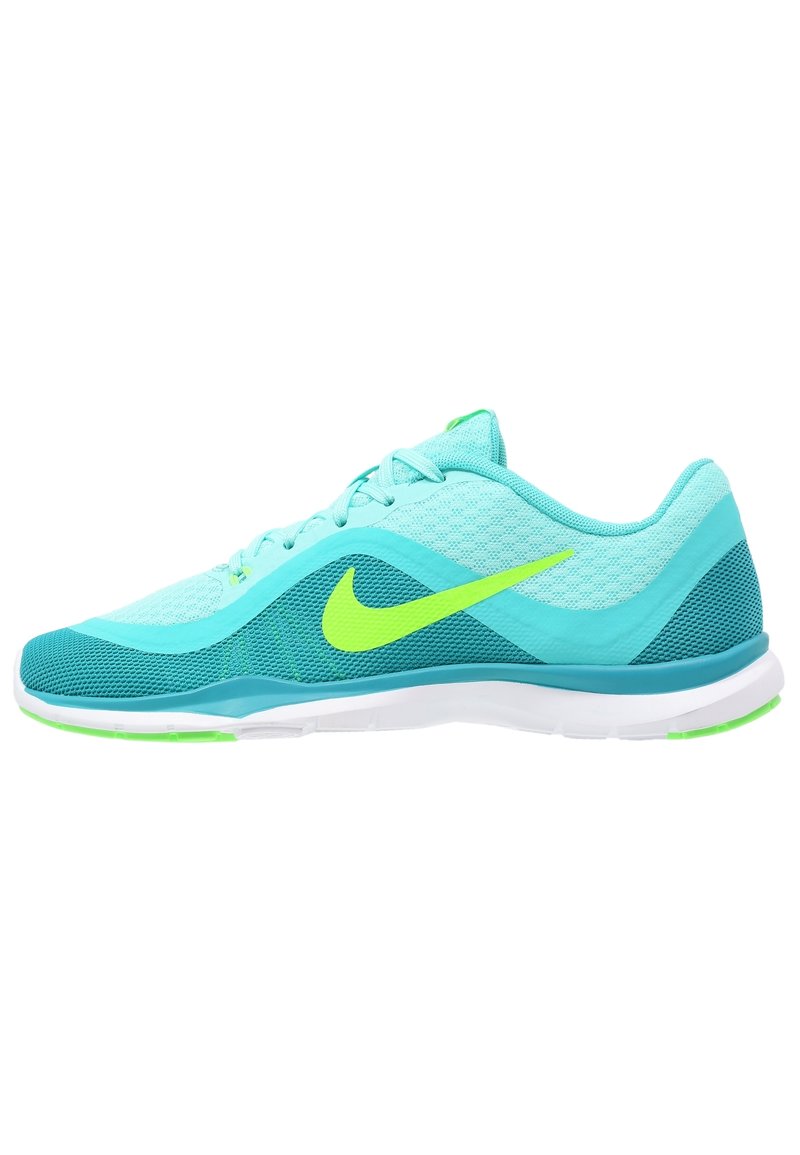 Lysblå sportssko med mesh-overdel, grønne accenter og hvid sål. Har et fremtrædende gult Nike-logo på siden.