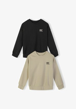 Zwei Sweatshirts mit Rundhalsausschnitt und langen Ärmeln, eines in Schwarz und eines in Beige, jeweils mit dem Schriftzug "GREAT DAYS NEW ADVENTURE" auf der linken Brust.