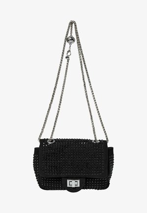 Černá kabelka s cvočky, klopou, stříbrným překlapovacím zapínáním a dlouhým stříbrným řetízkem s ozdobným kulatým zapínáním.