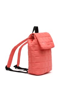 Prešívaný koralový batoh s preklápacím poklopom, nastaviteľnými čiernymi popruhmi a obdĺžnikovým tvarom. Má hladkú textúru a jednoduchý dizajn.