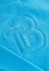 Tyrkysový fleece pulovr stexturovaným, vyráženým logem "B" a textem "BAKER by TED BAKER" v bílé barvě. Hladká, měkká tkanina.
