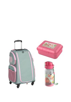 Kinderkoffer op wieltjes in grijs en roze, roze lunchtrommel met dierenstickers en bijpassende waterfles met roze deksel en dierenillustraties.