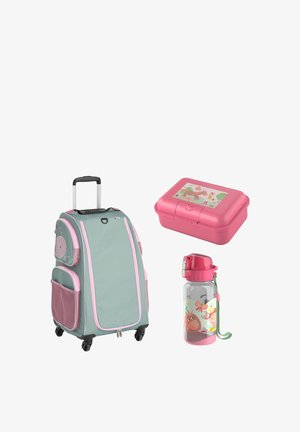 Walizka na kółkach dla dziecka w kolorze szarym i różowym, różowy lunchbox z naklejkami zwierzątek i pasująca butelka na wodę z różową zakrętką i ilustracjami zwierząt.