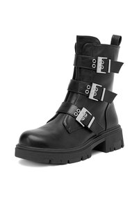 Czarny skórzany botek za kostkę z trzema regulowanymi paskami z srebrnymi klamrami, grubą gumową podeszwą i zaokrąglonym noskiem.