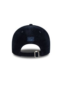 Μπλε σκούρος καπέλο από κορδονέ ύφασμα με υφασμένη επιφάνεια, στρογγυλή κορυφή και κλείσιμο με λουράκι πίσω, που διαθέτει μεταλλικό αγκράφα για ρύθμιση. Διακρίνεται επίσης η πίσω ετικέτα με λογότυπο.