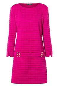 Fuchsiové růžové šaty s texturovaným prošívaným designem, kulatým výstřihem, rukávy tříčtvrteční délky a páskem s přezkou na úrovni pasu.