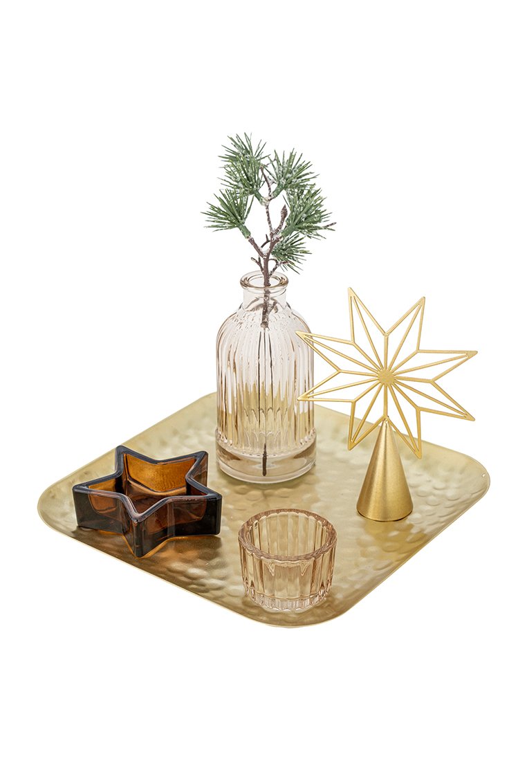 Goldfarbener rechteckiger Tablett mit gehämmertem Finish, das eine klare gerippte Glasvase, einen Glasstern, eine goldene Sterndekoration und ein Teelichthalter beinhaltet.