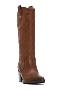 Bota vaquera de cuero marrón con la parte superior curva, costuras decorativas y un tacón grueso negro. Presenta detalles a lo largo del eje.